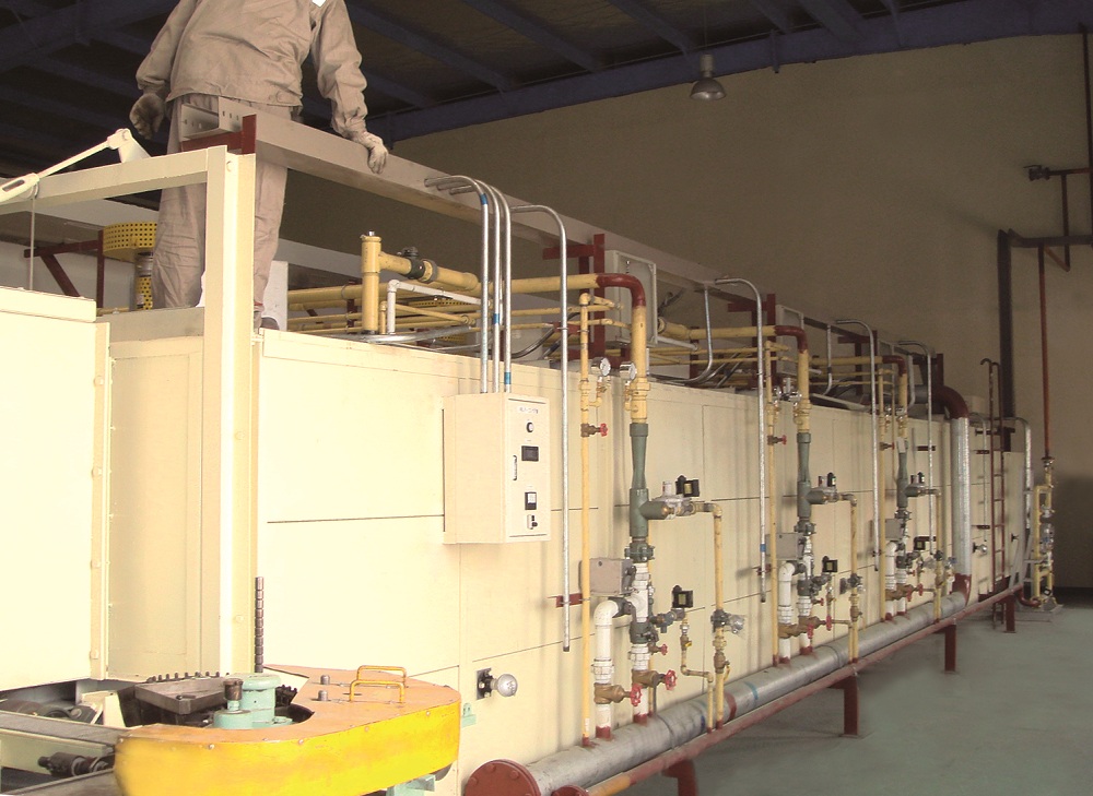 1560225079798701.jpg 青島精工玻璃有限公司玻璃瓶制作退火爐.jpg